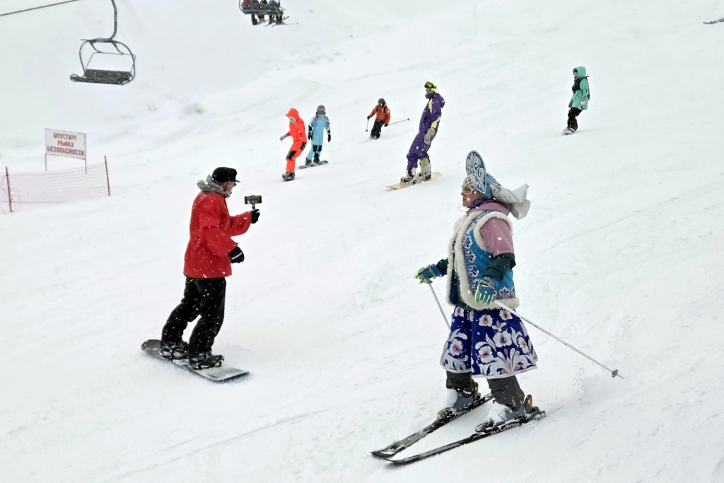 Спуск на открытие сезона на горнолыжном курорте Шерегеш Спуск на открытие сезона на горнолыжном курорте Шерегеш