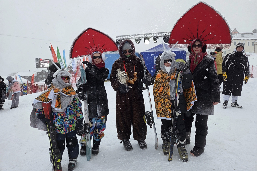 Участники спуска в костюмах в Шерегеше на открытии Участники спуска в костюмах в Шерегеше на открытии